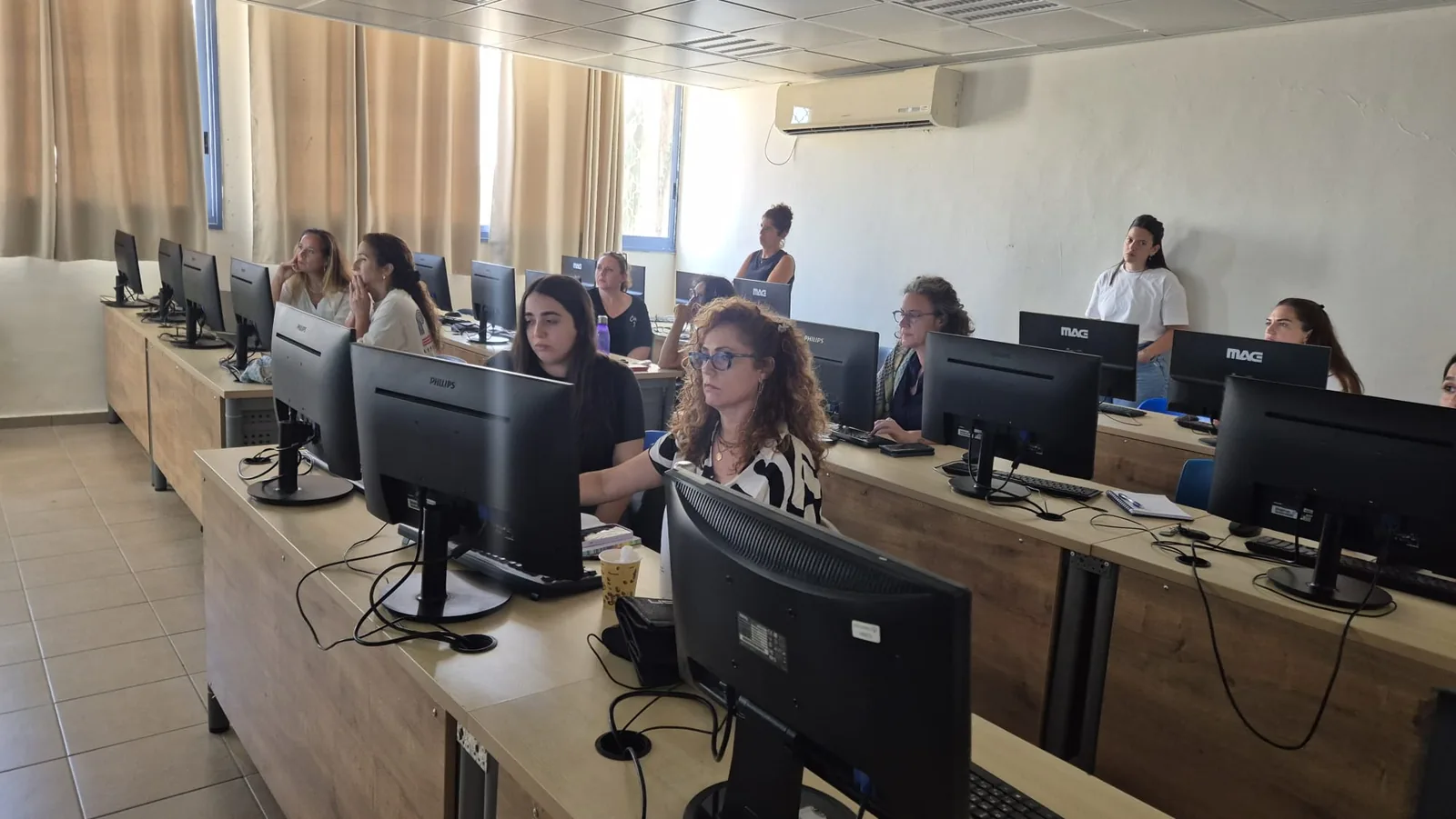 סדנת בינה מלאכותית בכפר גלים — עבודה מעשית בכיתת המחשבים