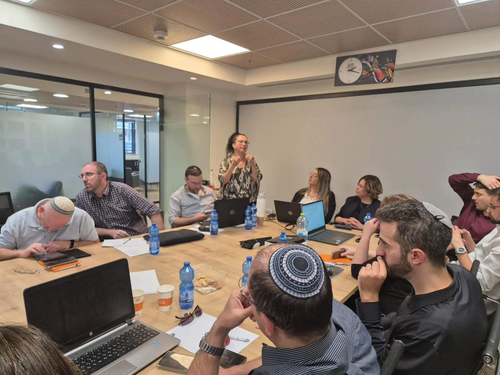 סדנת בינה מלאכותית — בנק מזרחי טפחות, טליה מאור מלמדת בחדר הישיבות