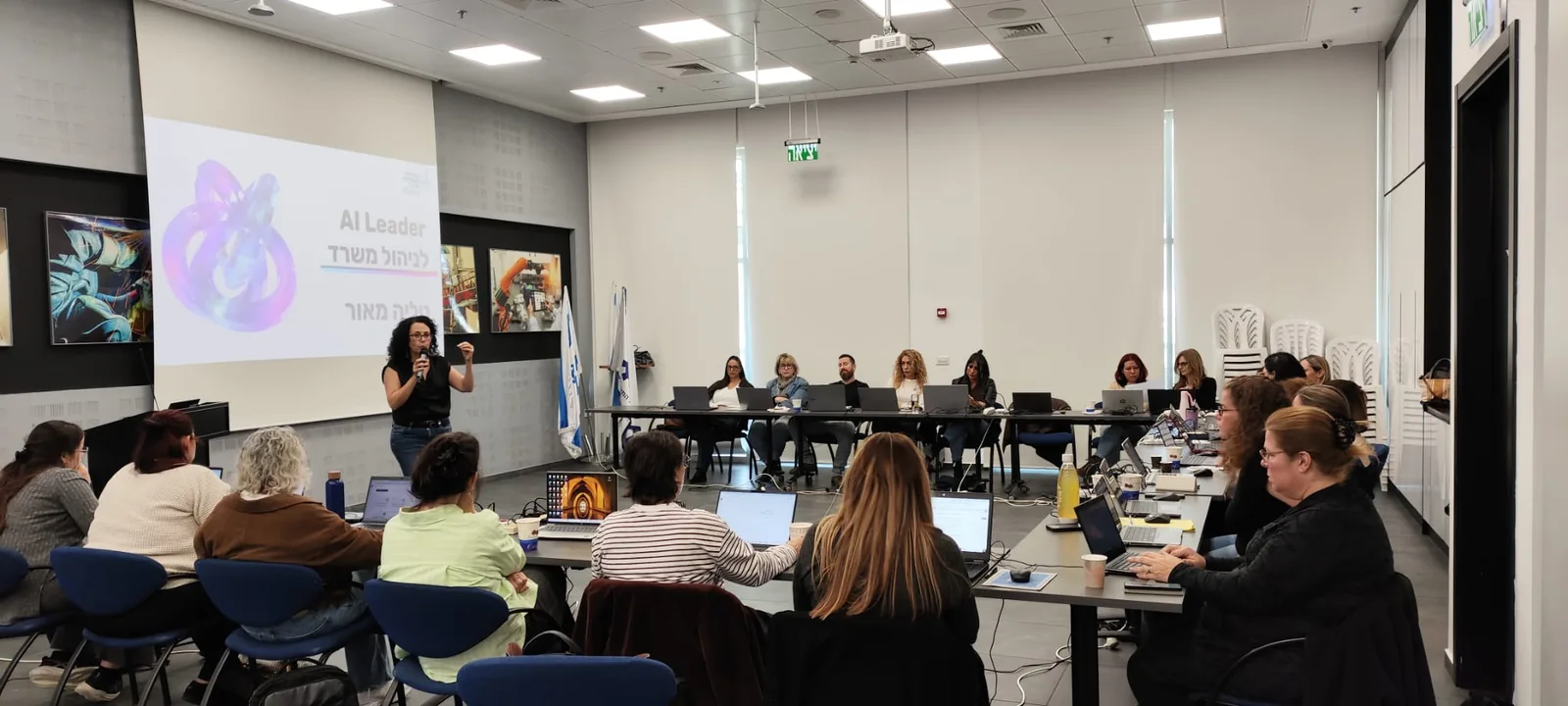 סדנת AI Leader לניהול משרד — התאחדות התעשיינים חיפה, טליה מאור מול הקהל